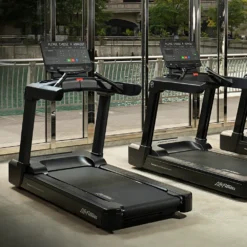 Life Fitness CLUB SERIES+ TREADMILL -The Gym Revolution untitled 6